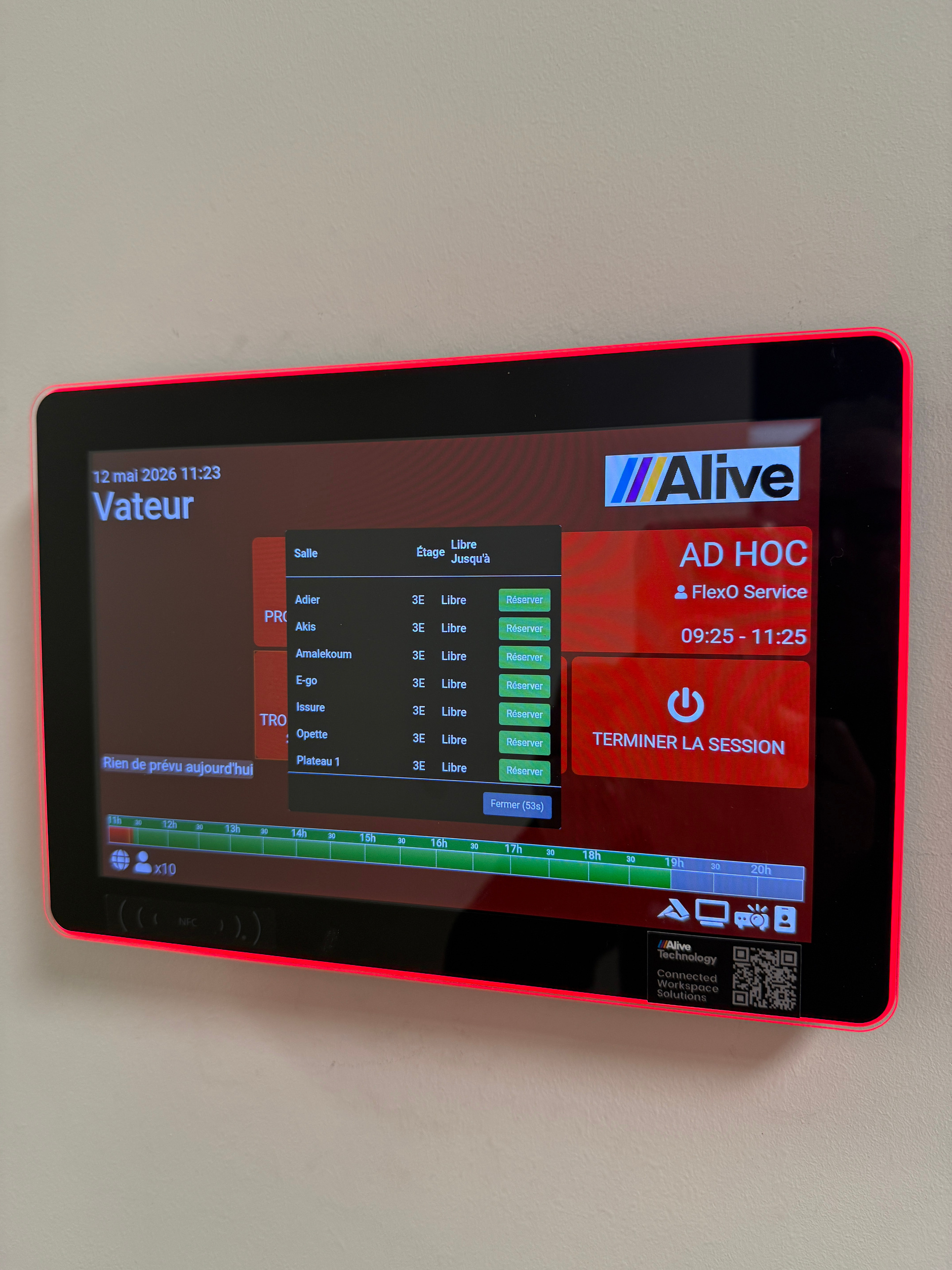 Vista de disponibilidad entre salas flexEZ en una tableta Alive Technology