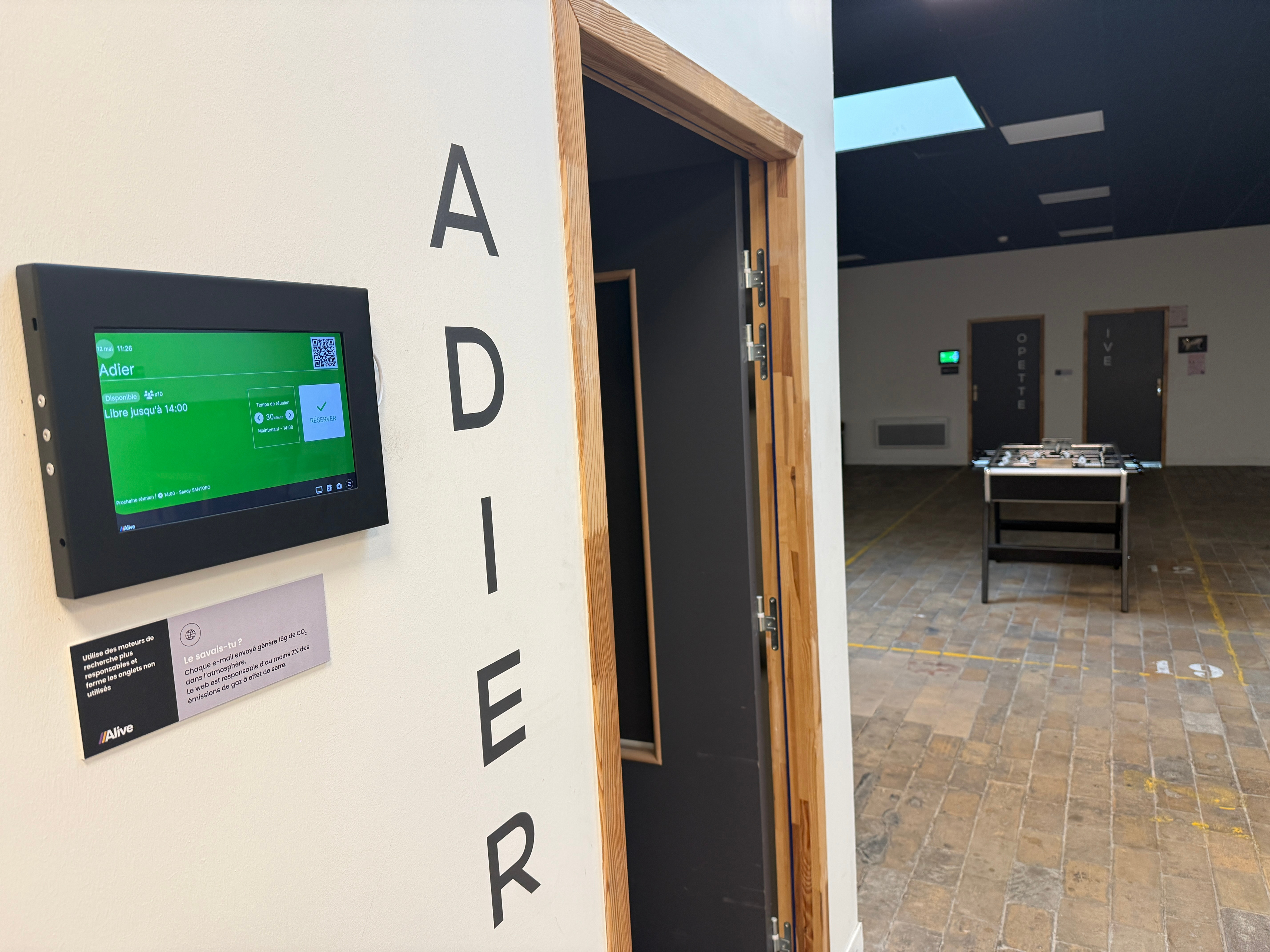 Tableta flexEZ instalada en el Experience Center de Alive Technology